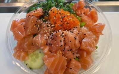 Triple serving of salmon, plus tobiko & Seaweed salad!!!